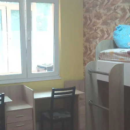 Milkova, Floor 1, Free Parking, 100 Sq M Lägenhet